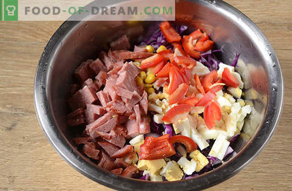 Rode koolsalade - helder, smakelijk, vitamine! Hoe kook je snel een salade van rode kool met peper, maïs, worst en eieren