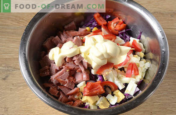 Rode koolsalade - helder, smakelijk, vitamine! Hoe kook je snel een salade van rode kool met peper, maïs, worst en eieren
