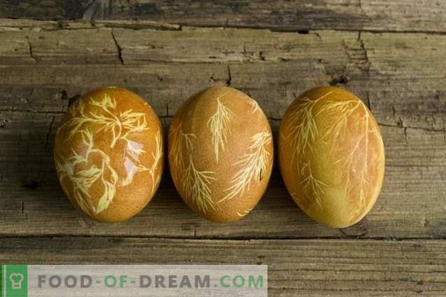 Hoe eieren voor Pasen te schilderen met kurkuma, uienschil, gaas ...