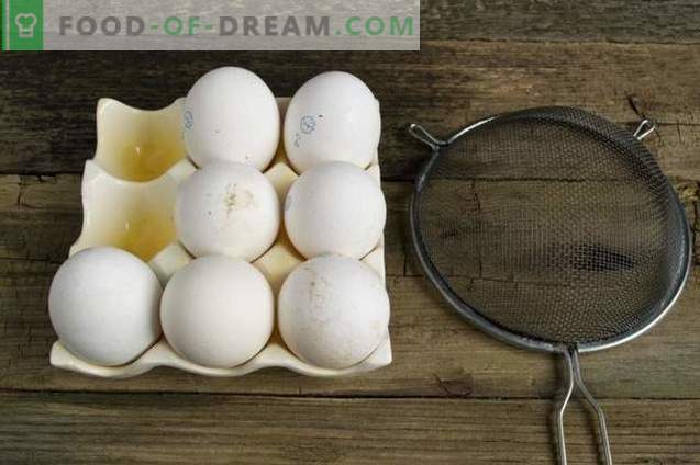Hoe eieren voor Pasen te schilderen met kurkuma, uienschil, gaas ...