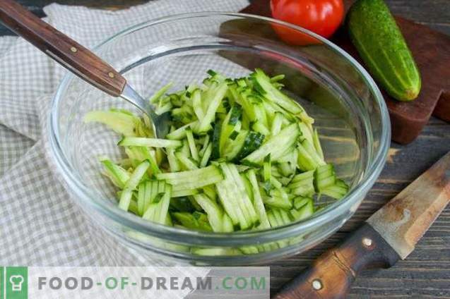 Salade met avocado, tomaten en komkommers