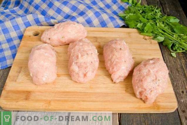 Chicken Kiev-schnitzels gemaakt van gehakt vlees - een eenvoudige kookoptie