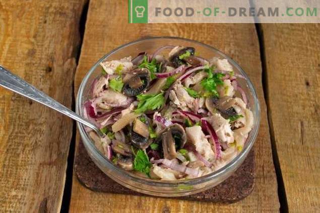 Voedende varkenssalade met champignons in een landelijke stijl