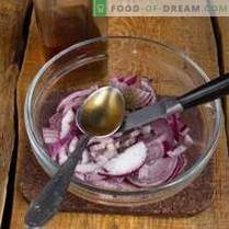 Voedende varkenssalade met champignons in een landelijke stijl