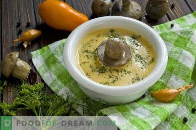 Zuppa di funghi con crema e zucchine