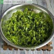 Bereiding van greens voor de winter: kruiden voor salades en soepen met knoflook, ...