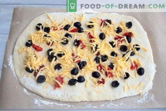 Pizzarol met olijven, gedroogde pepers en kaas