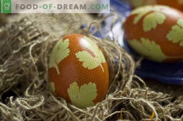 Beschilderde eieren voor Pasen, versierd met peterseliebladeren