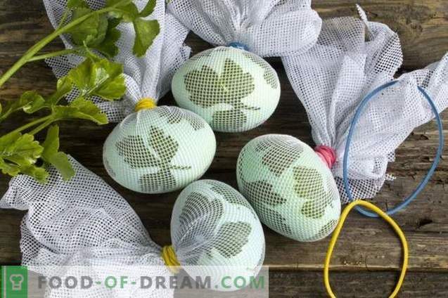 Beschilderde eieren voor Pasen, versierd met peterseliebladeren