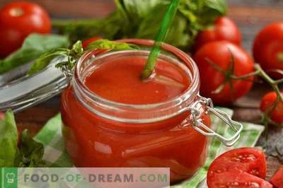 Zelfgemaakt tomatensap in een blender