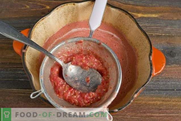 Zelfgemaakt tomatensap in een blender