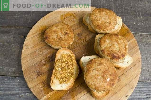 Hete broodjes met gehaktballen in de oven