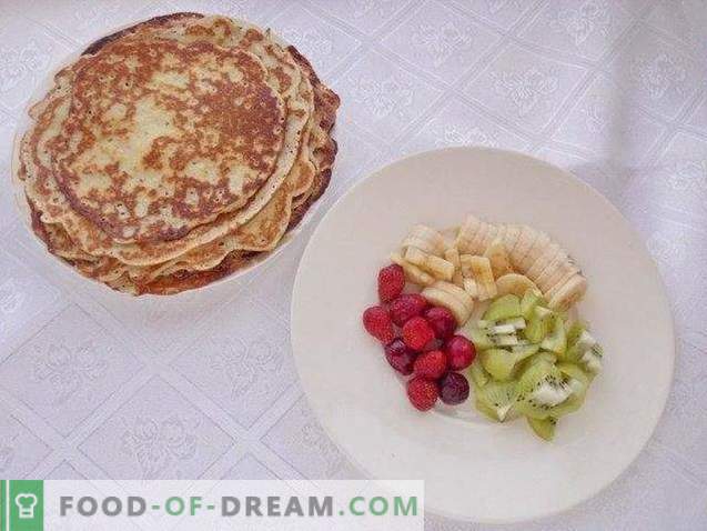 Custard-pannenkoeken op kefir met fruit en slagroom