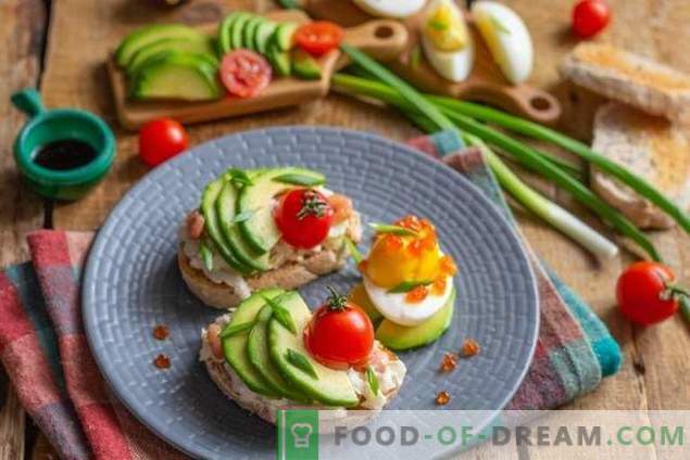 Ontbijt-toasts met avocado- en eiersalade