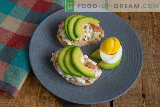 Ontbijt-toasts met avocado- en eiersalade