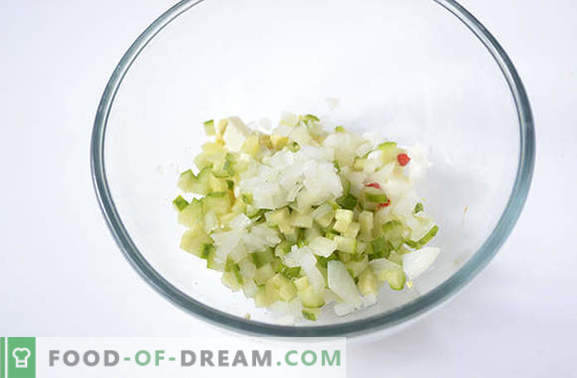 Tonijnsalade: een nuttige eiwitrijke snack. Stapsgewijze receptauteur's fotorecept voor een pittige salade met tonijn, eieren, kaas