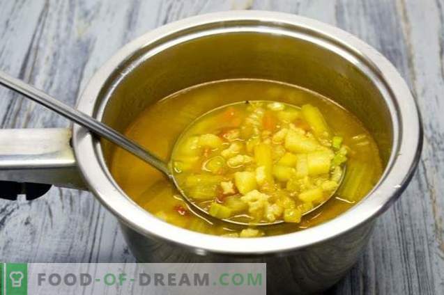 Kipfilet soep met courgette en kurkuma