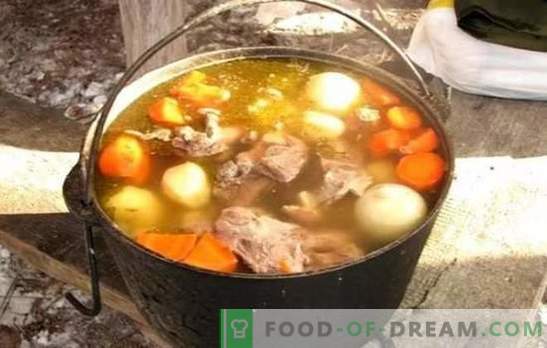 Shurpa in een ketel is de lekkerste soep! Een geweldige shurpa koken in een oosterse ketel met lamsvlees, varkensvlees, rundvlees en kip
