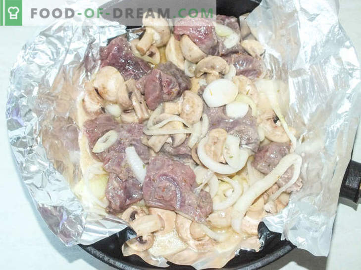 Sappig rundvlees met champignons in folie gebakken - een recept voor een heerlijk gerecht met een geheim