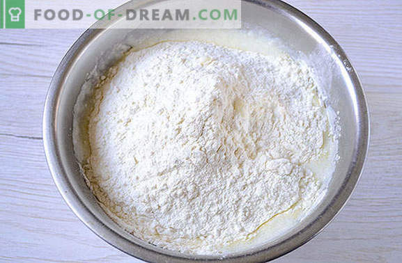 De eenvoudigste khachapuri op kefir met wrongel in een pan. Auteur's foto-recept van Khachapuri koken in een pan met gestremde melk