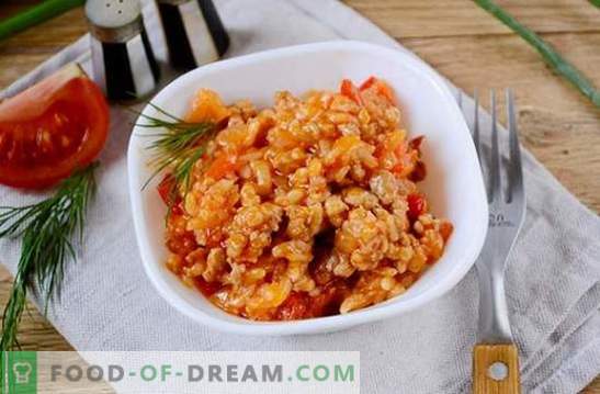 Rijst met gehakt en groenten in een tomaat: fantasie over de risotto van beschikbare producten. Fotorecept voor het koken van rijst met gehakt en groenten in tomaat: stap voor stap