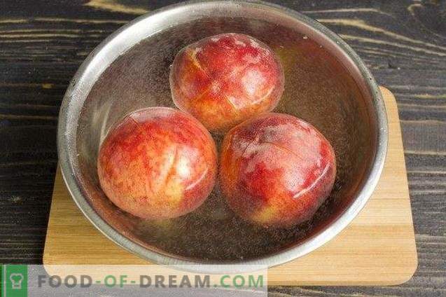 perziken die zijn geconserveerd in gemberstroop