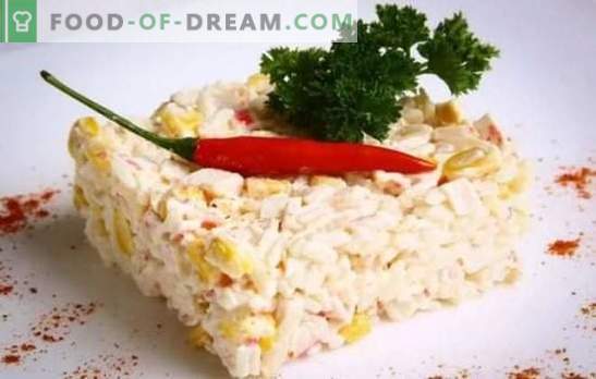 Krabsalade (stap voor stap recept) is een originele snack gemaakt van eenvoudige producten. Stapsgewijs recept voor krabsalade: selectie en bereiding van ingrediënten