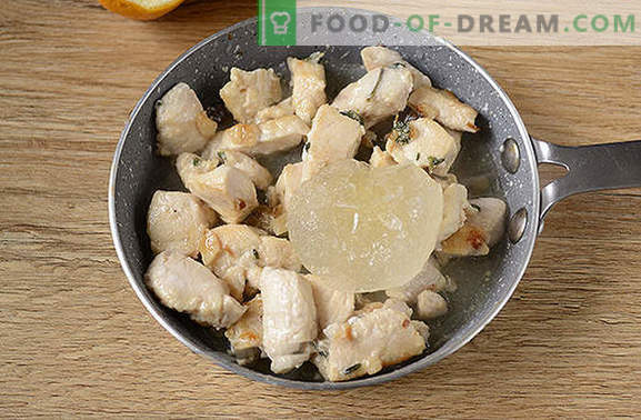 Kipfilet met tijm: laat je verrassen door de nieuwe smaak van het gebruikelijke product! Auteur's foto-recept van kipfilet met tijm, knoflook en citroen in een pan