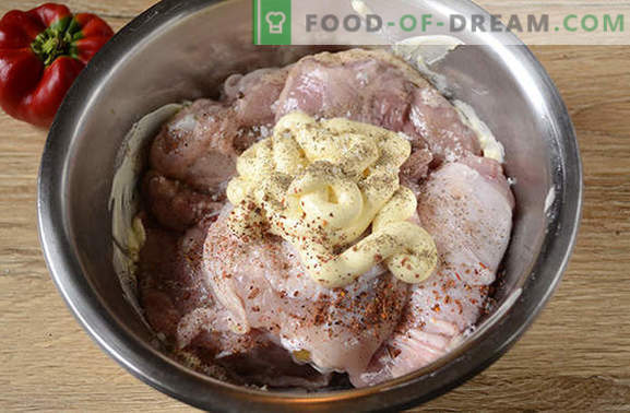 Kip gebakken met aardappelen: een stapsgewijs foto-recept. We bakken een kip met aardappelen, peper en champignons - een minimum aan inspanning, een heerlijk resultaat!