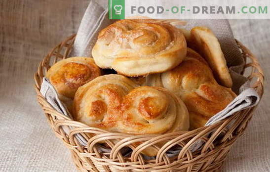 Gistbroodjes - zoete gebakjes komen uit de kindertijd. Gistdeegbroodjes met rozijnen, kaneel, gekonfijt fruit en kwark