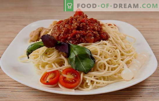 Een eenvoudig diner met een Italiaanse smaak - spaghetti bolognese. Vegetarische, klassieke en pittige spaghetti bolognese