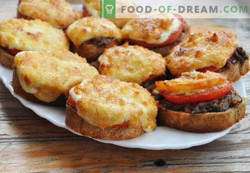 Warme broodjes met worst, kaas, eieren, tomaten - de beste recepten. Koken van warme broodjes in de oven, in de pan en in de magnetron.