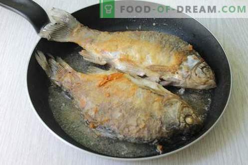 Twee van de meest heerlijke en snelle recept voor het koken van riviervis (crucian carp)