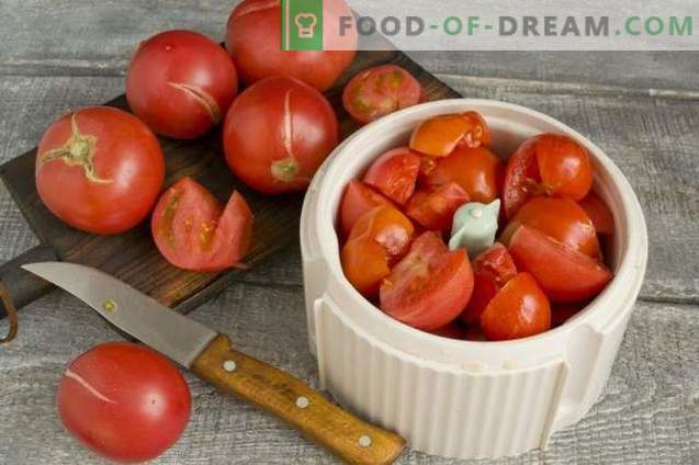 Tomaten in hun eigen sap met peper voor de winter