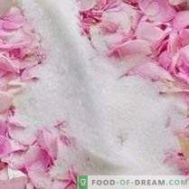 Roze bloemblaadjes in suiker