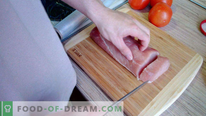 Varkensvlees in de oven met tomaten en kaas, varkensschnitzel in de oven