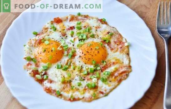 Gebakken eieren met tomaten en uien - niet alleen voor bachelors. Het koken van roereieren met tomaten en uien