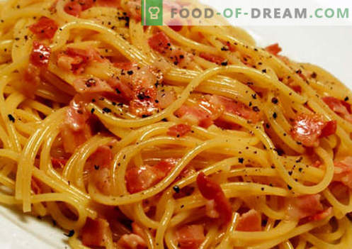 Saus voor pasta, rijst, aardappelpuree, gehaktballen - de beste recepten. Koken op de juiste manier, vlees, tomaat, champignons, kippensaus.