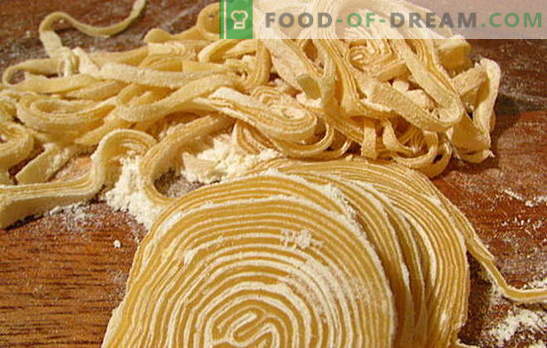 Zelfgemaakte spaghetti: een meesterwerk van thuis koken! Hoe spaghetti thuis te maken: recepten voor voedzaam en zuinig eten