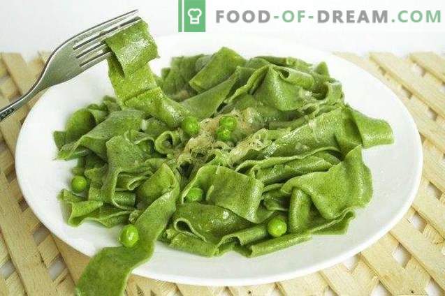 Huisgemaakte pasta met spinazie en groene erwtensaus