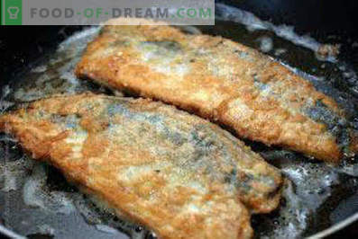Makreel koken in een braadpan. Fried Mackerel
