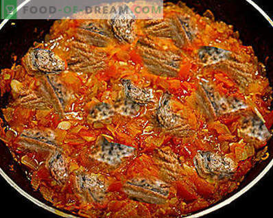Makreel koken in een braadpan. Fried Mackerel