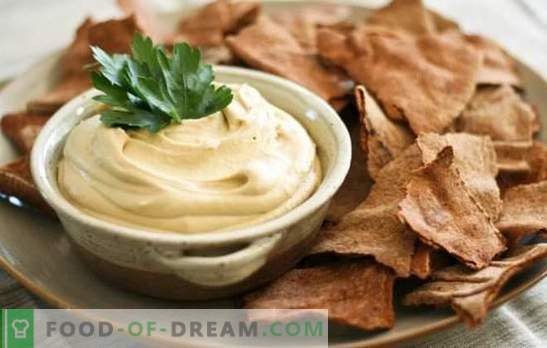 Aromatische hummus: klassieke Joodse recepten. Koken met hummus volgens klassieke recepten van kikkererwten en sesam, groenten