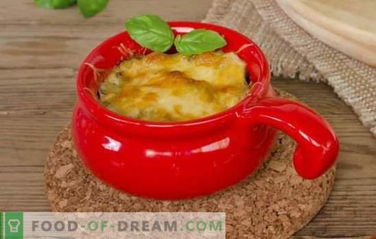 Zachte julienne in potten met kaas, van verse champignons. Eenvoudig en heerlijk eten - julienne in een pot