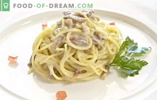 Spaghetti in een romige saus met kip, varkensvlees en vis. Snelle en feestelijke spaghetti-gerechten in roomsaus