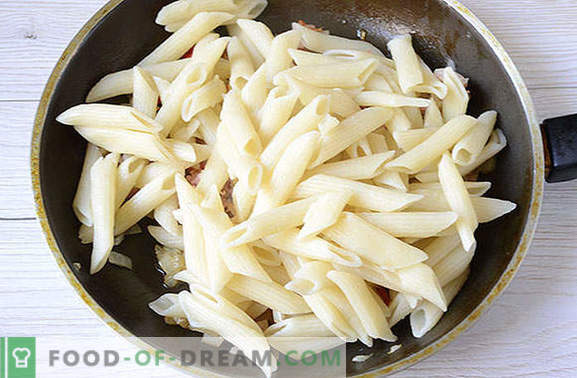 Uitstekende pasta in marine-stijl koken met stoofpot in 25 minuten