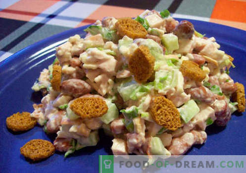 Salade met bonen en crackers - bewezen recepten. Hoe goed en smakelijk gekookte salade met bonen en crackers.