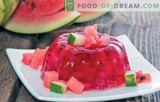 Verfrissende watermeloengelei - een selectie van lichte desserts voor kinderen en volwassenen. Hoe maak je een watermeloengelei voor de vakantie en bereid je voor op de winter