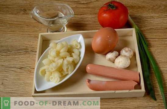 Pasta met eieren, worst en champignons: een snelle oplossing voor het ontbijt- of avondprobleem. Foto recept: pasta met champignons en worstjes koken, stap voor stap