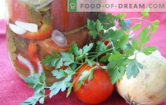 Tomatensalade met uien voor de winter: een mooie zoete en pittige compositie. Een verzameling van de beste salade-recepten voor de winter met tomaten en uien